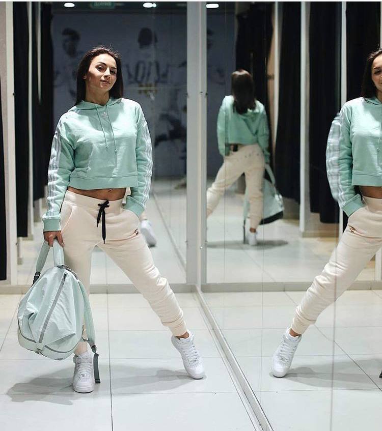 Ілона Гвоздьова назвала топ-5 вправ, які допомагають їй прийти у форму після пологів (фото)