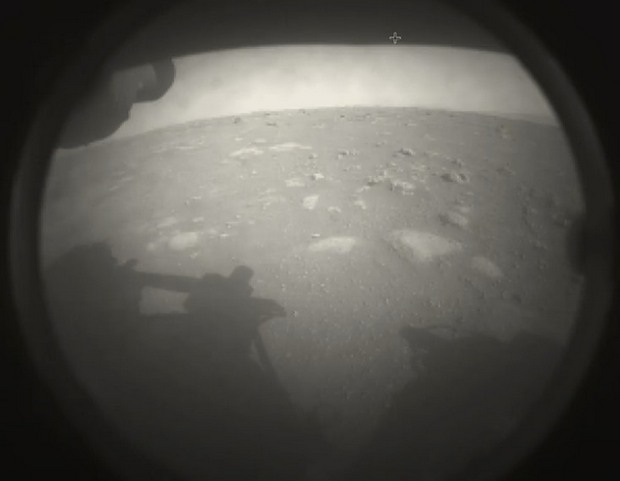 Марсохід NASA успішно сів на &quot;червону планету&quot;: дивовижні фото