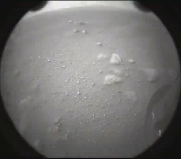 Марсохід NASA успішно сів на &quot;червону планету&quot;: дивовижні фото