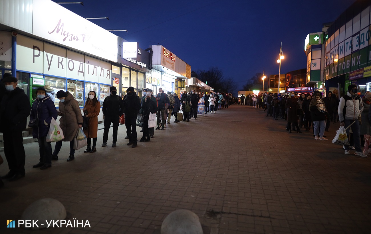 Транспортний колапс: у Києві утворилися величезні черги на маршрутки (фото)