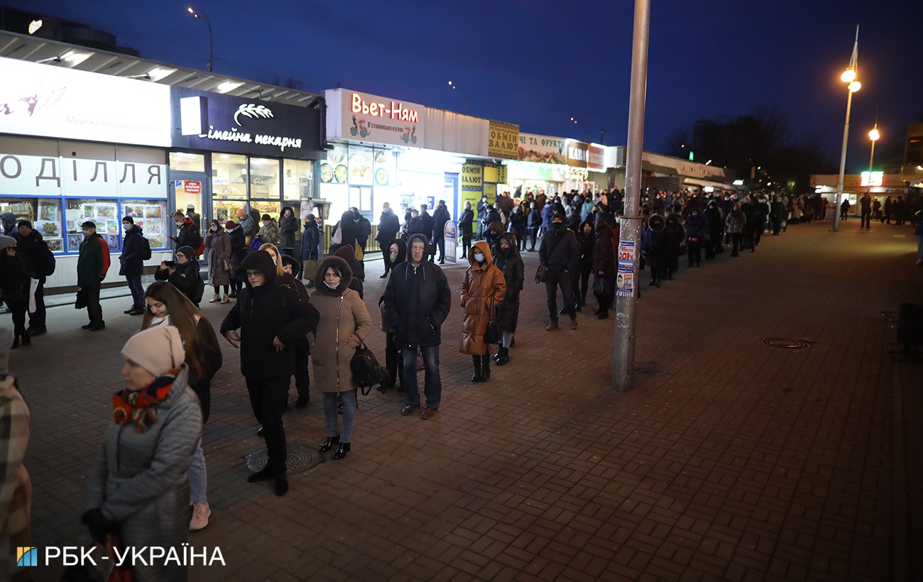 Транспортний колапс: у Києві утворилися величезні черги на маршрутки (фото)