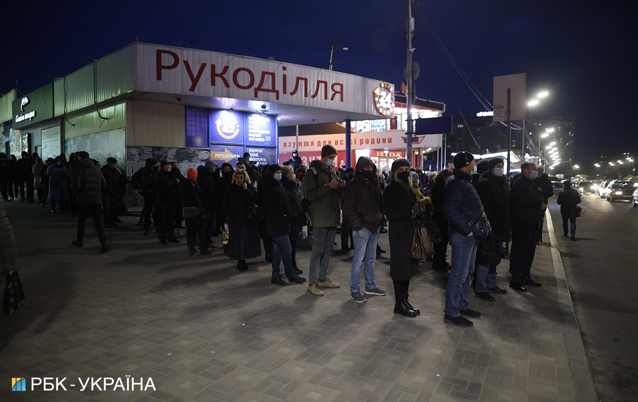 Транспортний колапс: у Києві утворилися величезні черги на маршрутки (фото)