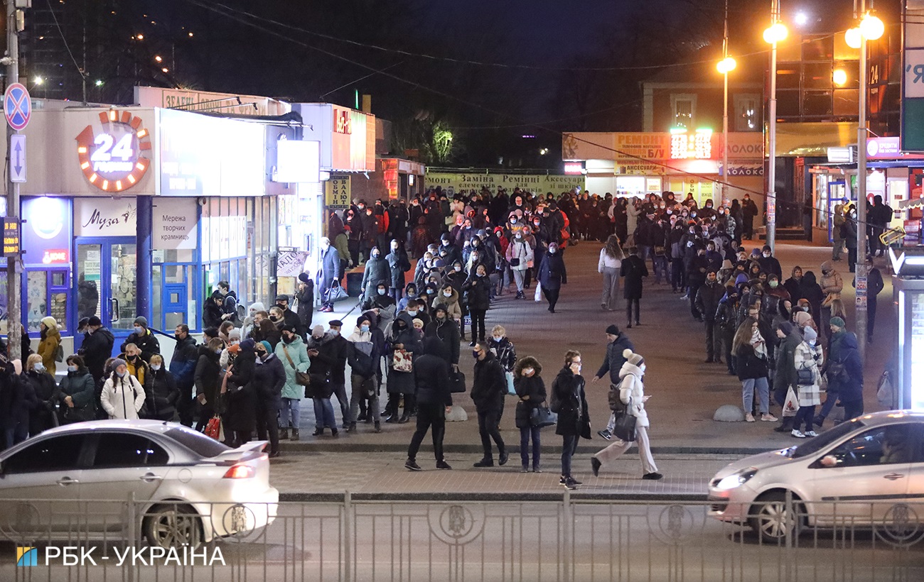 Транспортний колапс: у Києві утворилися величезні черги на маршрутки (фото)