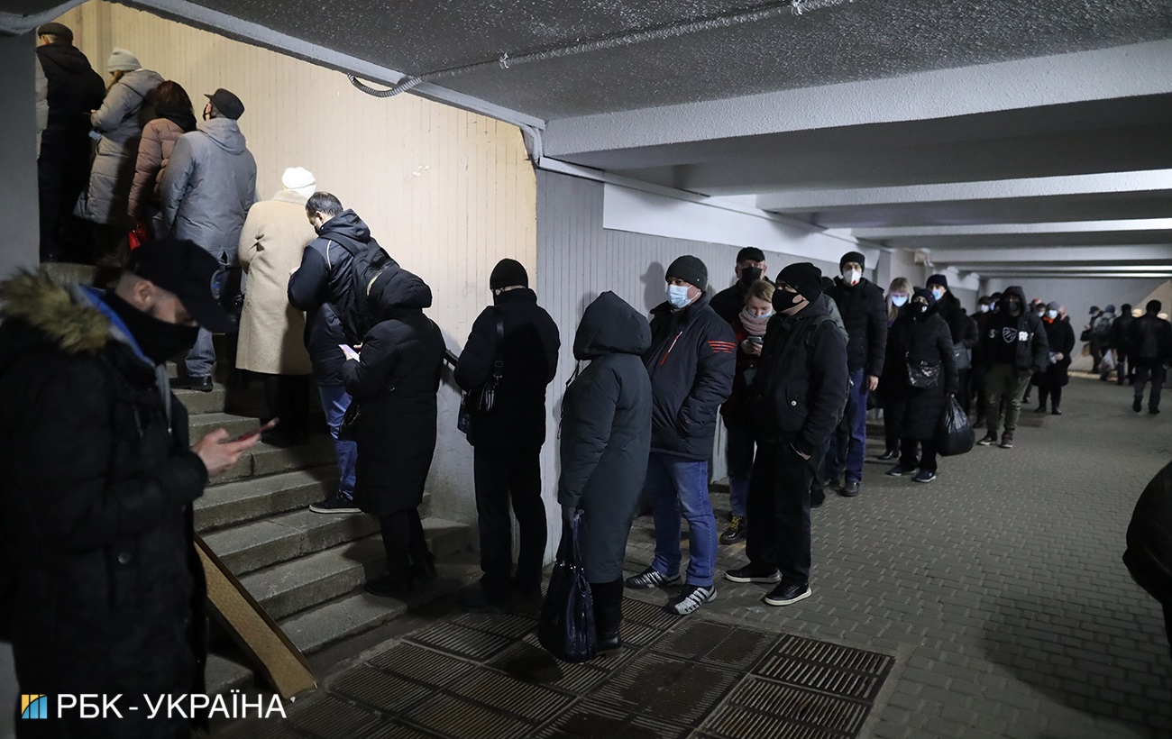 Транспортний колапс: у Києві утворилися величезні черги на маршрутки (фото)