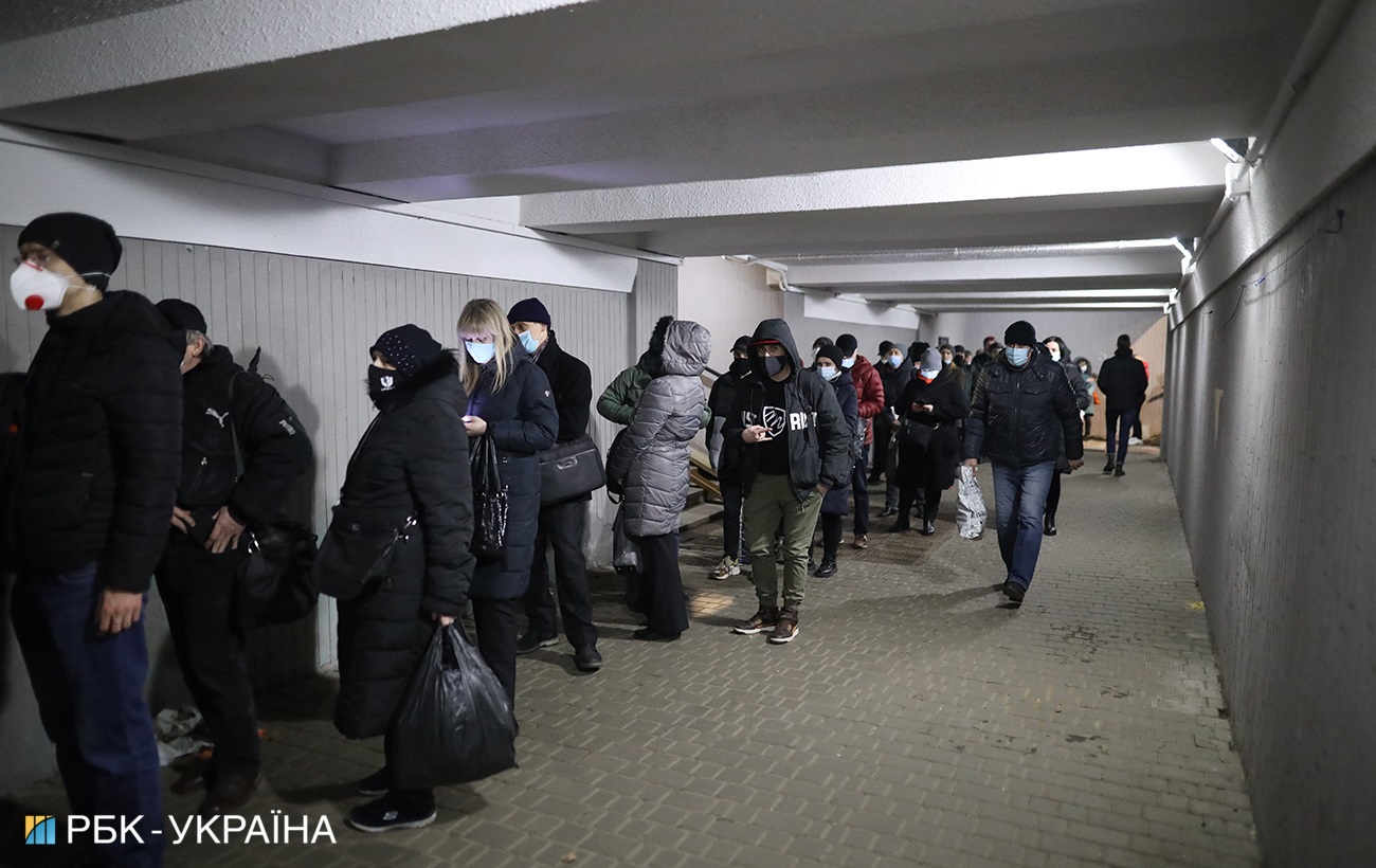 Транспортний колапс: у Києві утворилися величезні черги на маршрутки (фото)