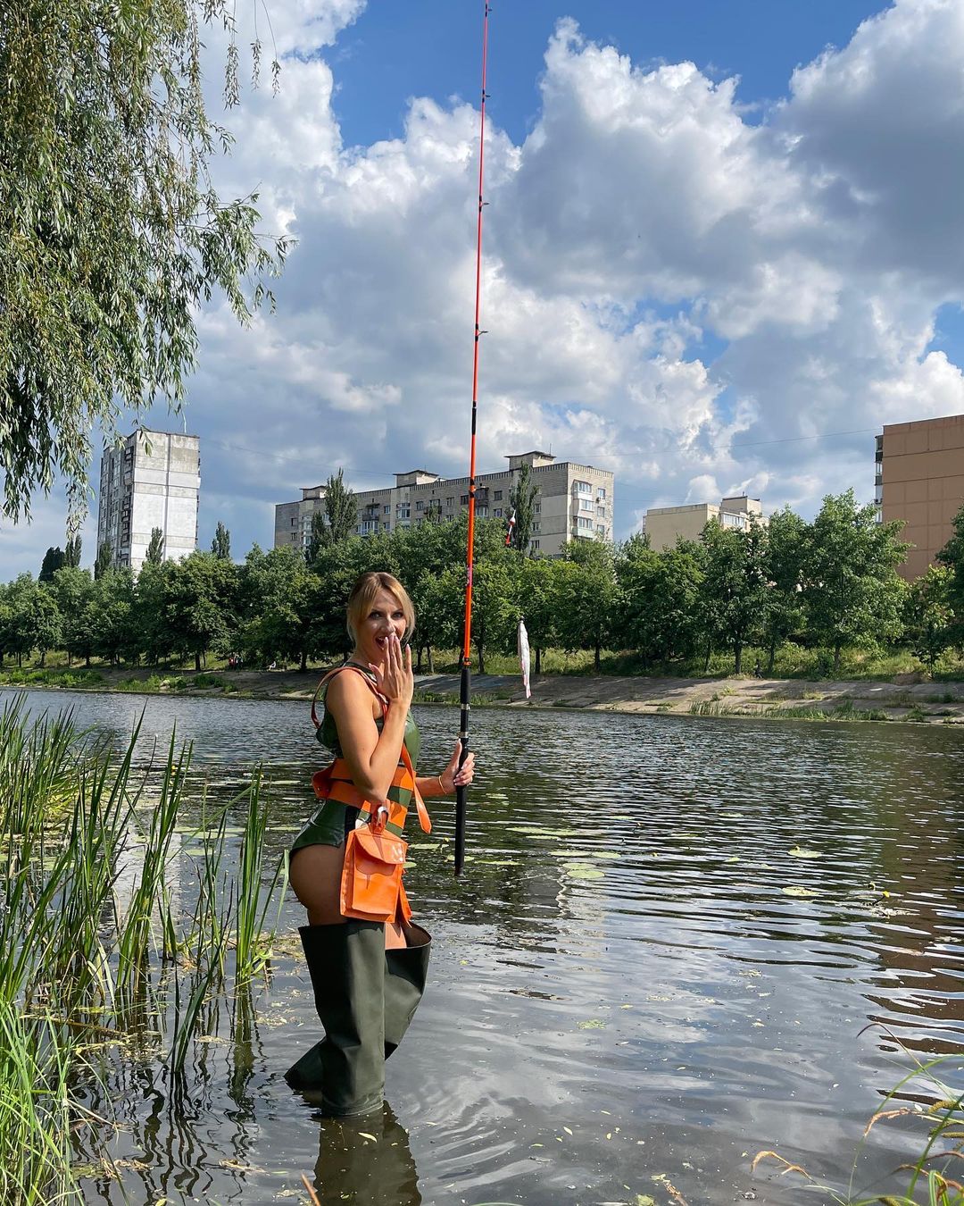 Леся Никитюк в латексном боди ошеломила образом сексапильной рыбачки