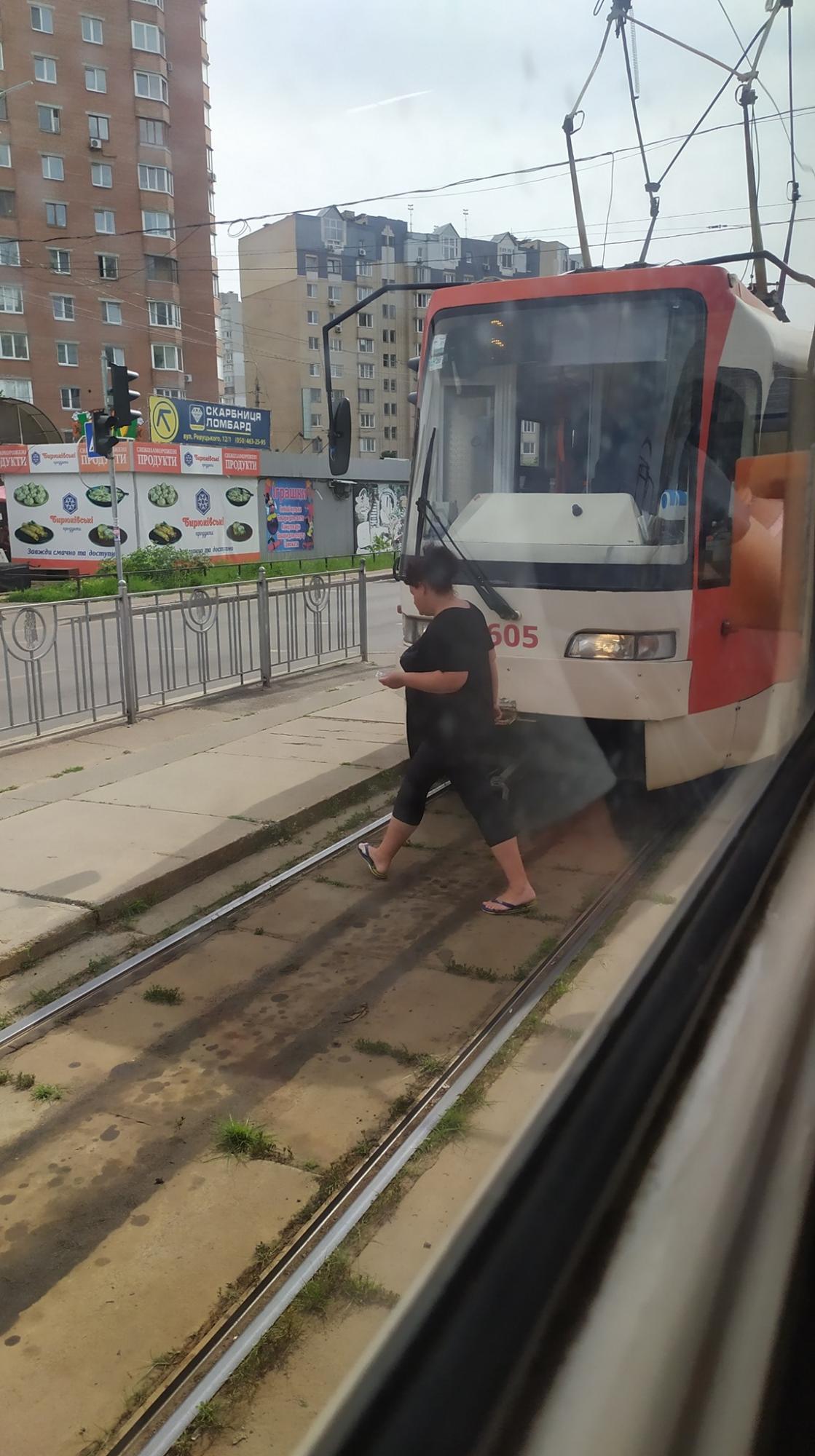 У Києві водій трамвая зомлів прямо під час руху: в кабіні було +47