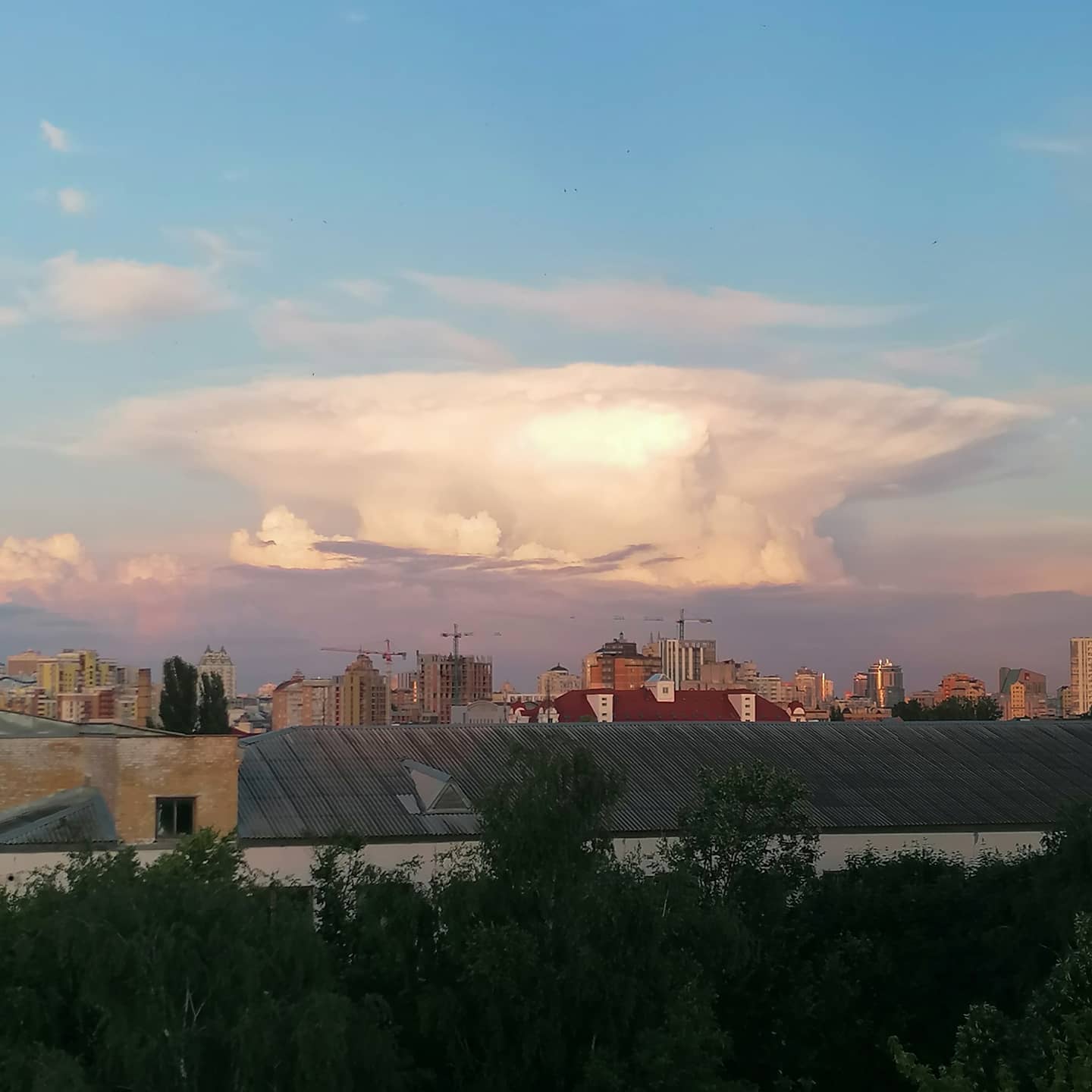 &quot;Ядерні&quot; хмари налякали жителів Києва: &quot;невже Чорнобиль?&quot;