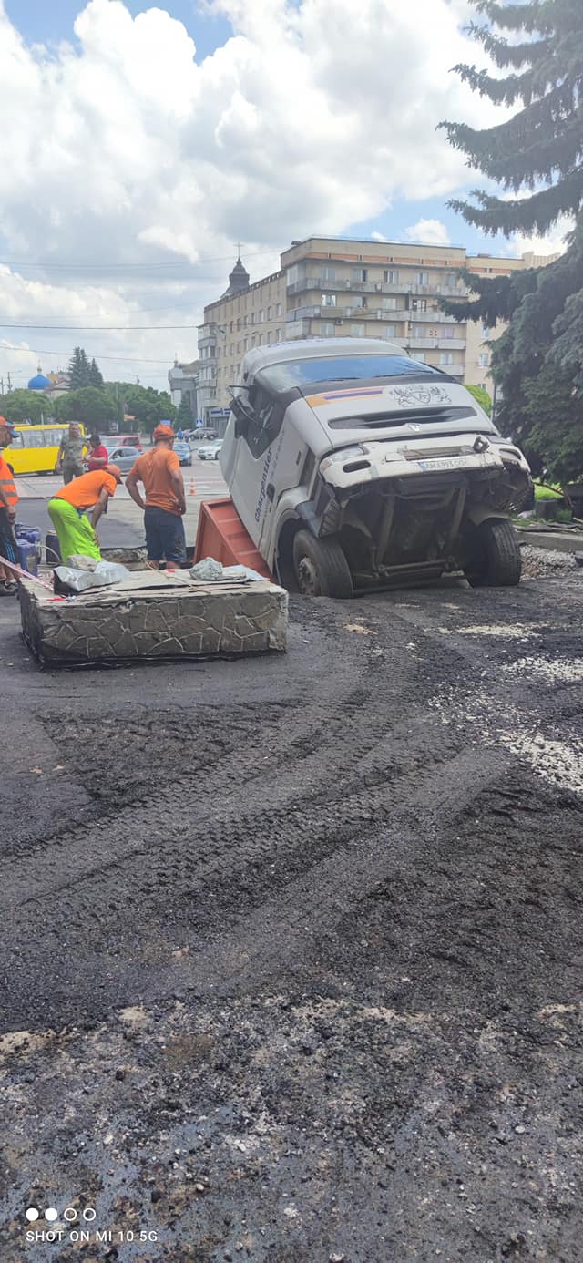 У центрі Житомира під асфальт провалилася вантажівка: фото інтиденту
