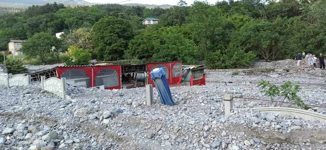 Селище під Ялтою "затопило" камінням і сміттям (фото)