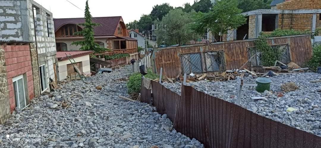 Селище під Ялтою &quot;затопило&quot; камінням і сміттям (фото)