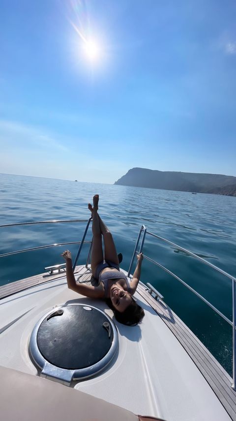 Ксенія Мішина похвалилася фігурою в купальнику на морській прогулянці в Криму