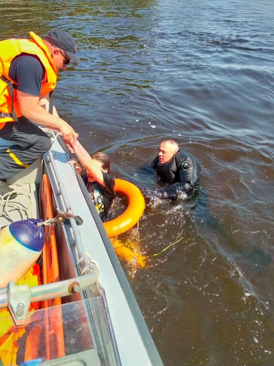 В Киеве чудом спасли девочку, которую уносило течение в опасном месте на пляже