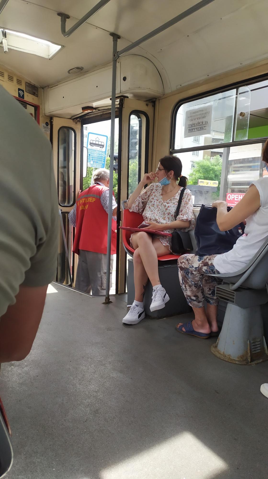 В Киеве водитель трамвая лишился чувств прямо во время движения: в кабине было +47