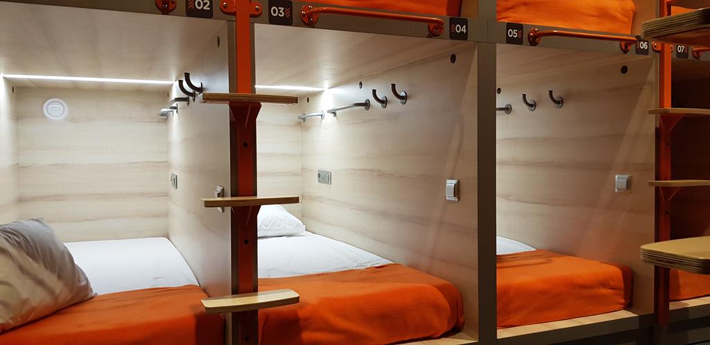 Плацкарт в аеропорту: хостел в &quot;Борисполі&quot; роздратував мережу (фото)