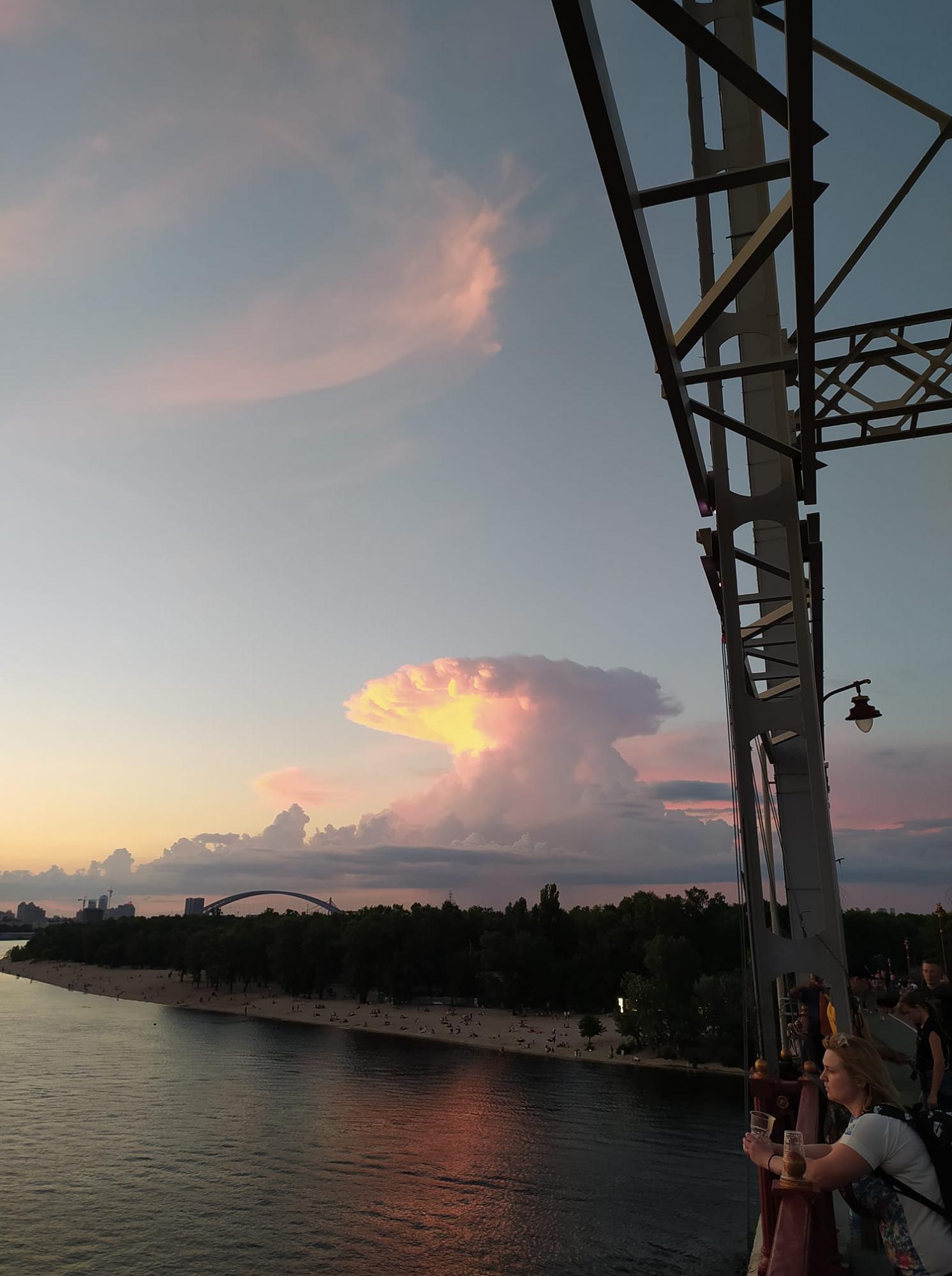 &quot;Ядерні&quot; хмари налякали жителів Києва: &quot;невже Чорнобиль?&quot;