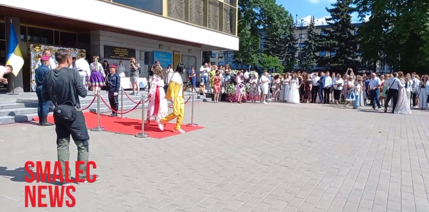 У Луцьку відмінник прийшов на випускний у костюмі пива: хлопець пояснив свій вчинок (фото)