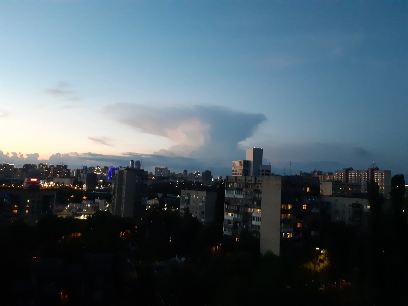 &quot;Ядерні&quot; хмари налякали жителів Києва: &quot;невже Чорнобиль?&quot;