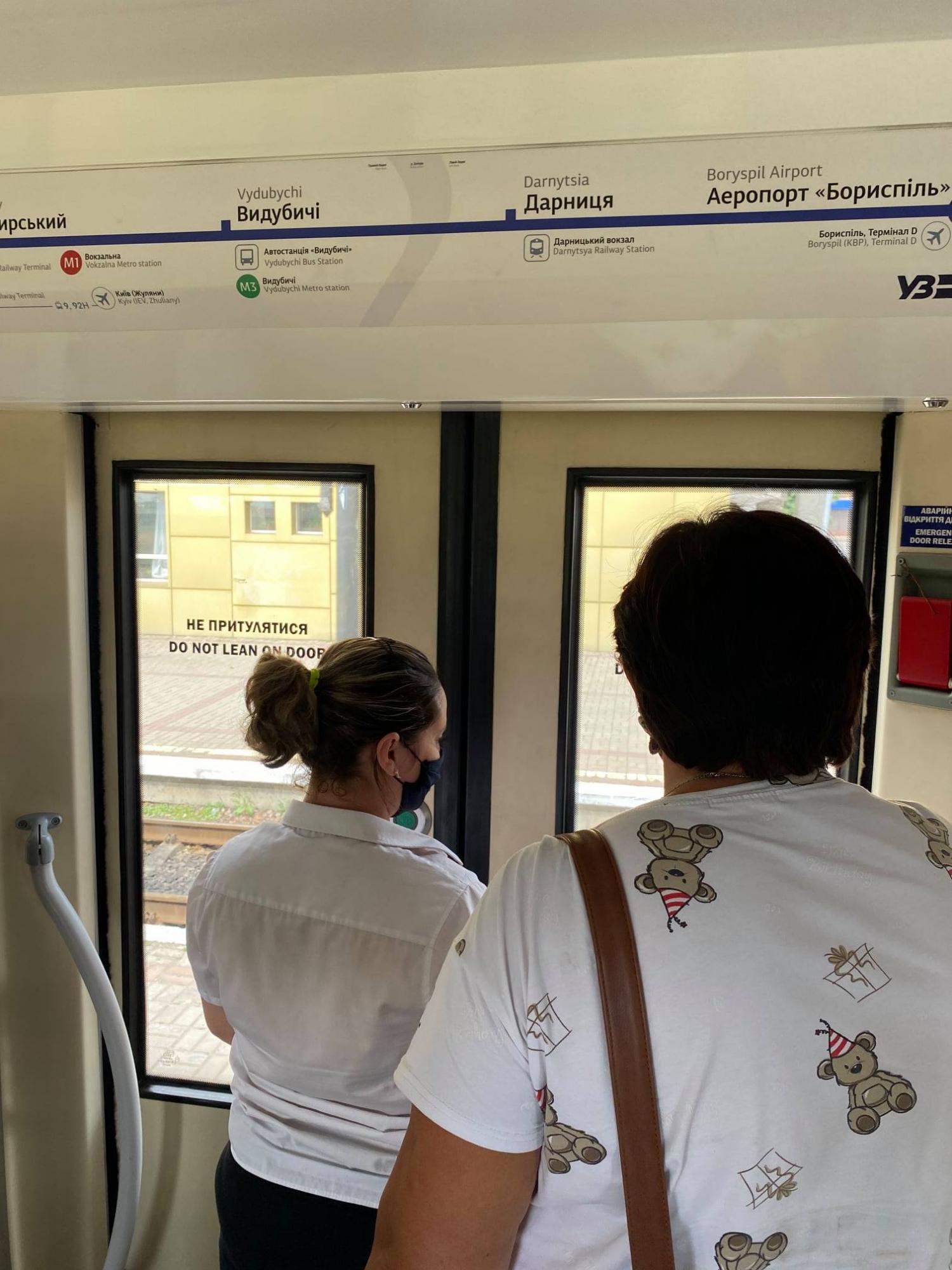 Укрзализныця влипла в очередной скандал: кондукторы берут деньги за проезд себе, не выдавая билеты (фото)