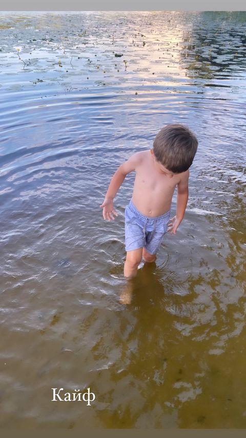 Как красит беременность: Осадчая показала расслабленный выходной на яхте с мужем и сыном