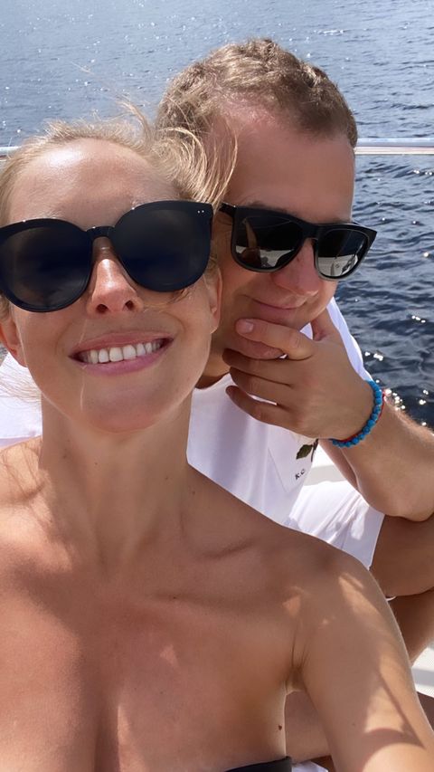 Как красит беременность: Осадчая показала расслабленный выходной на яхте с мужем и сыном