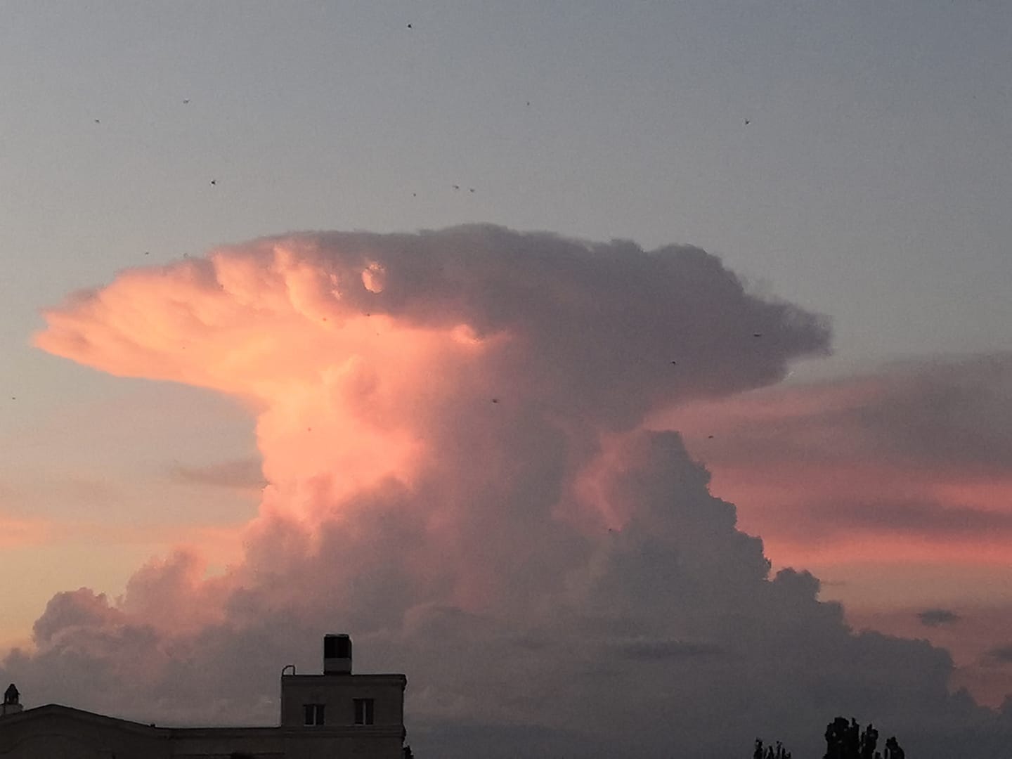 &quot;Ядерні&quot; хмари налякали жителів Києва: &quot;невже Чорнобиль?&quot;