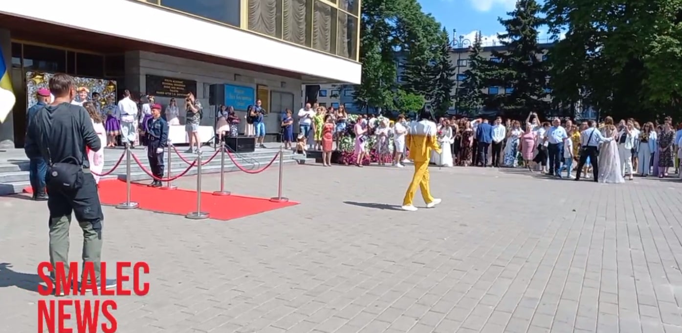 У Луцьку відмінник прийшов на випускний у костюмі пива: хлопець пояснив свій вчинок (фото)