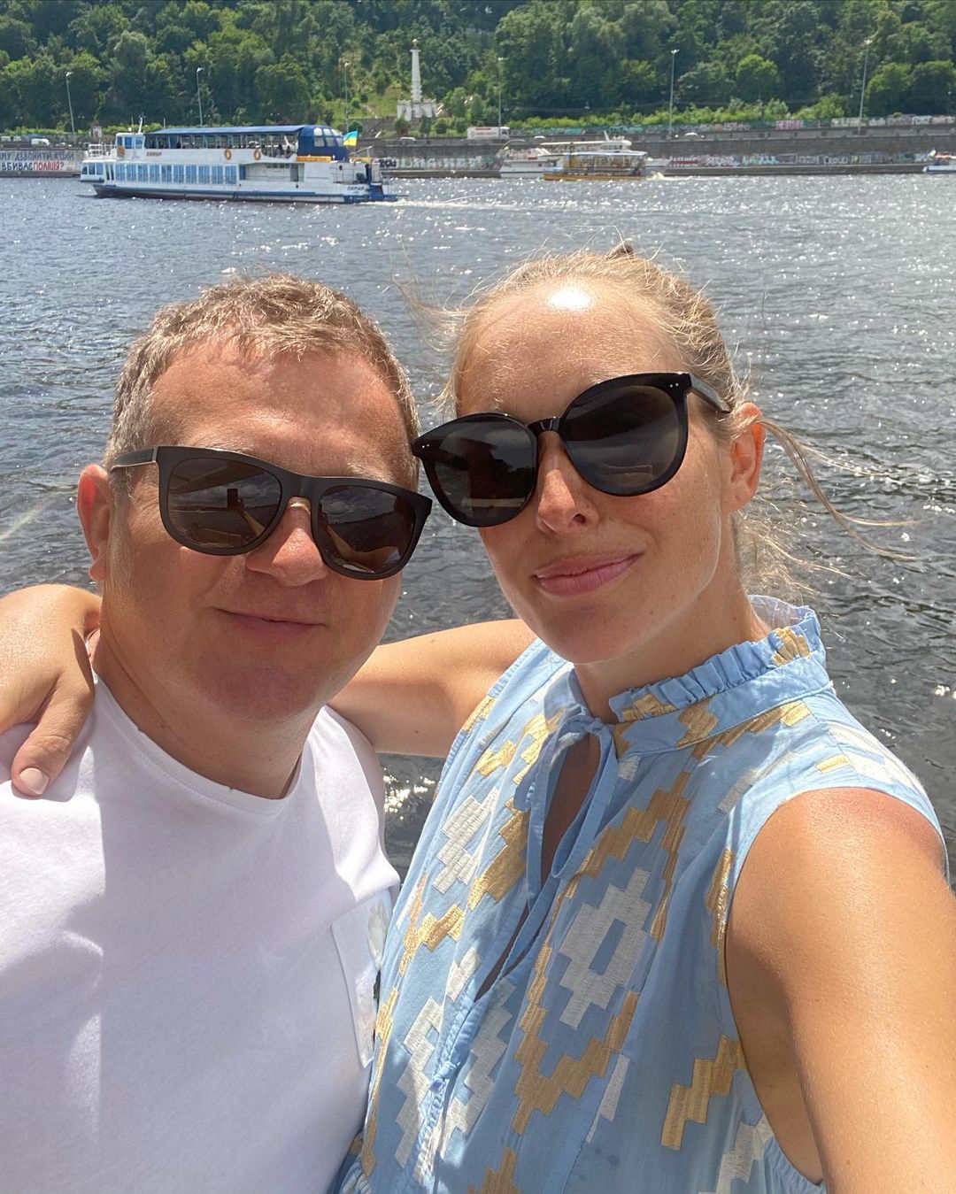 Как красит беременность: Осадчая показала расслабленный выходной на яхте с мужем и сыном