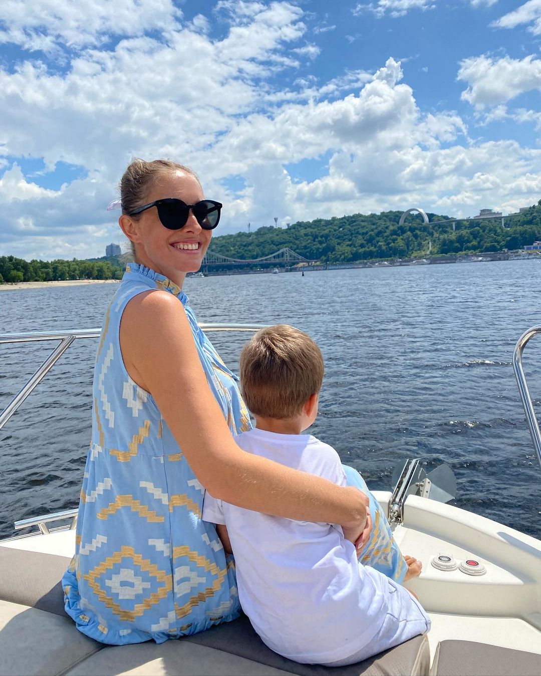 Как красит беременность: Осадчая показала расслабленный выходной на яхте с мужем и сыном