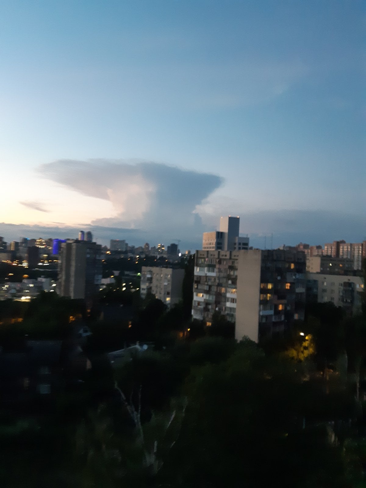 &quot;Ядерні&quot; хмари налякали жителів Києва: &quot;невже Чорнобиль?&quot;