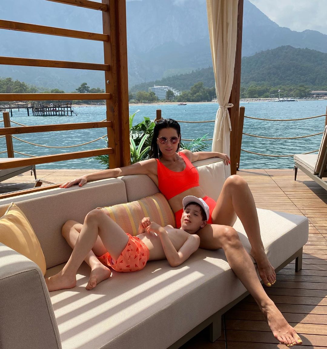 Оранжевое настроение: Ефросинина в купальнике показала фото с мужчиной своей мечты