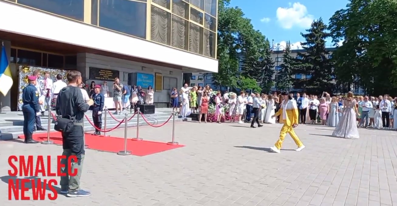 У Луцьку відмінник прийшов на випускний у костюмі пива: хлопець пояснив свій вчинок (фото)