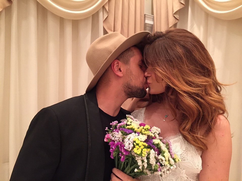 MONATIK поздравил любимую с "чугунной" свадьбой и показал их первый поцелуй