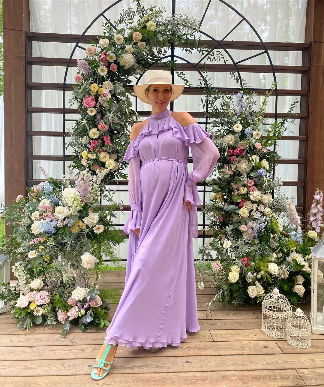 Беременная Осадчая подчеркнула округлившийся животик роскошным платьем