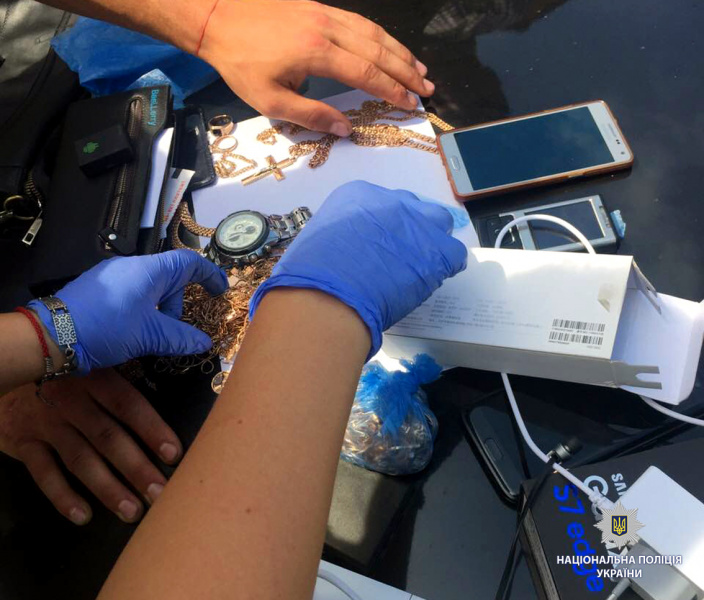 У Одеській області поліція затримала злочинців, які пограбували ювелірний магазин