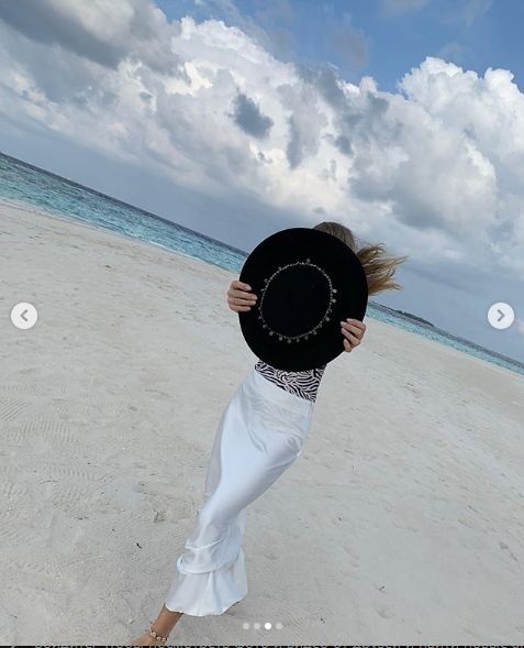 Шикарная Вера Брежнева впечатлила стильным пляжным look'ом на Мальдивах