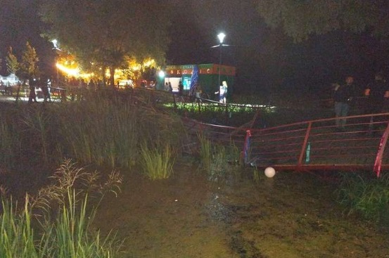 Вкопали мільйони: під Києвом завалився новий пішохідний міст (фото)