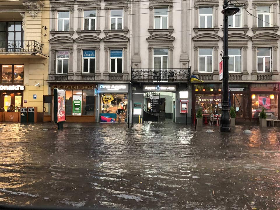 Ураган с мощным ливнем и градом снова накрыл Львов: видео и фото буйства стихии
