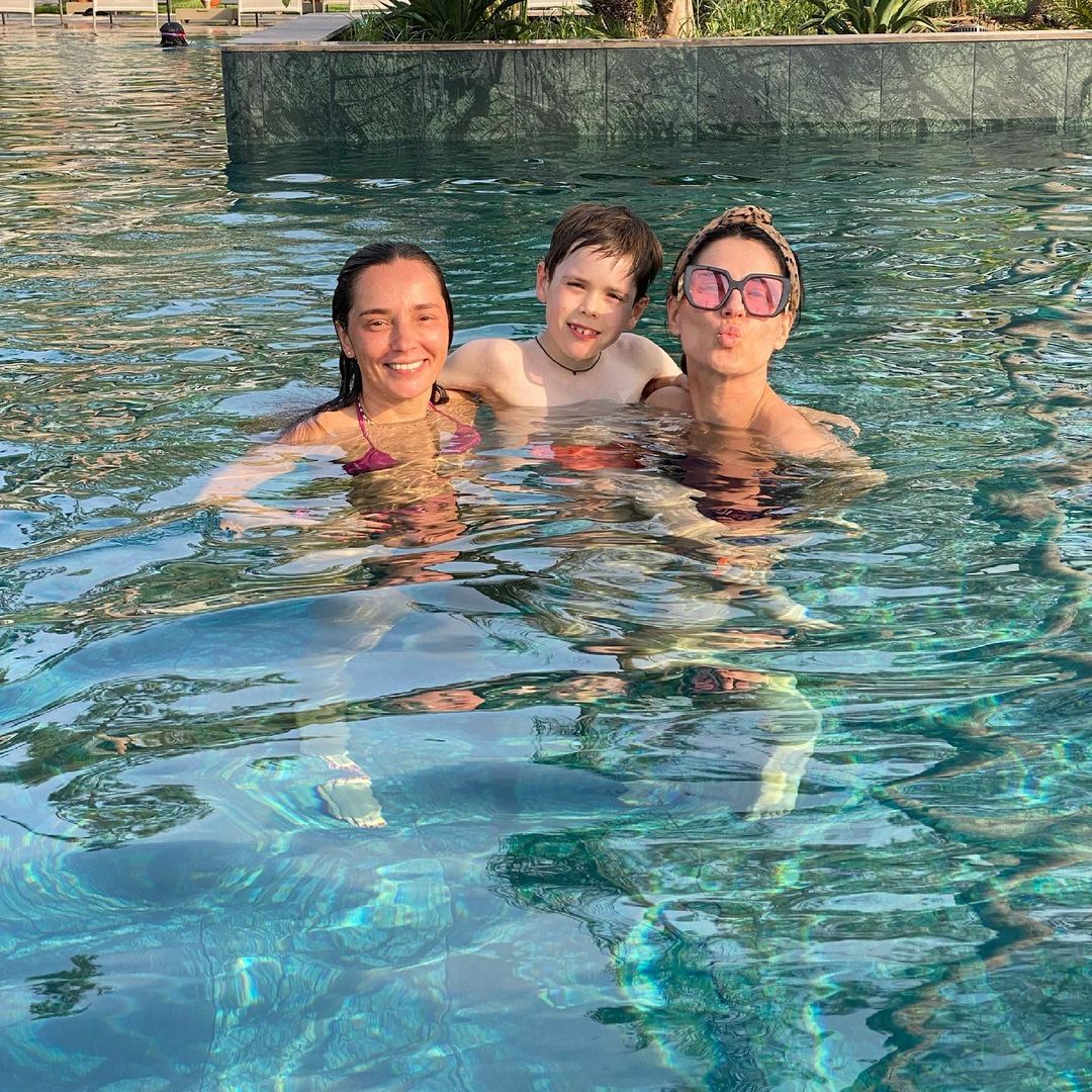 Оранжевое настроение: Ефросинина в купальнике показала фото с мужчиной своей мечты