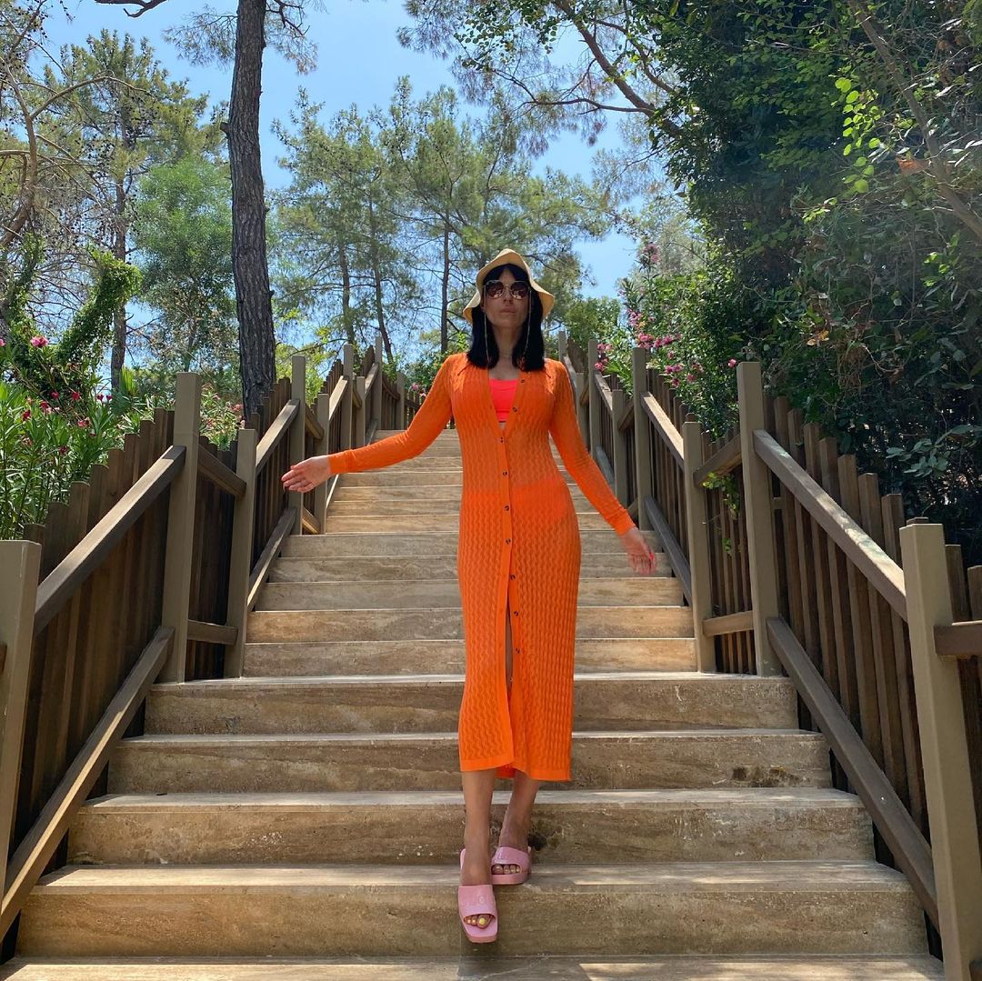 Оранжевое настроение: Ефросинина в купальнике показала фото с мужчиной своей мечты