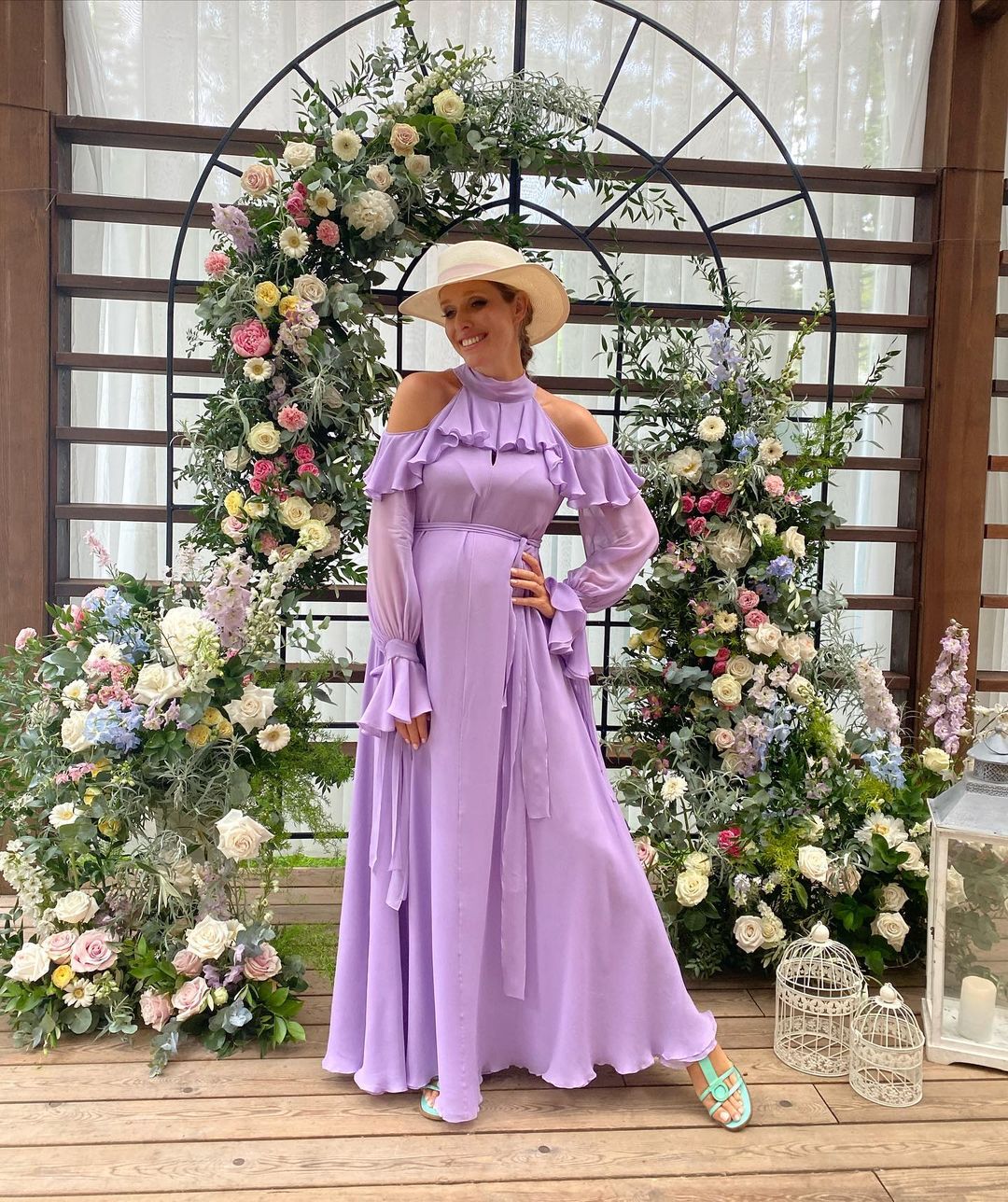 Беременная Осадчая подчеркнула округлившийся животик роскошным платьем