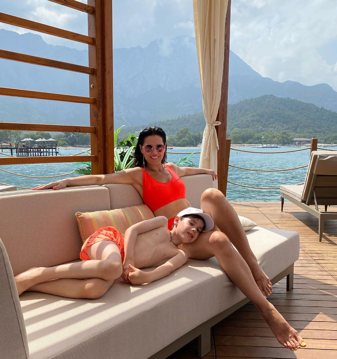 Оранжевое настроение: Ефросинина в купальнике показала фото с мужчиной своей мечты