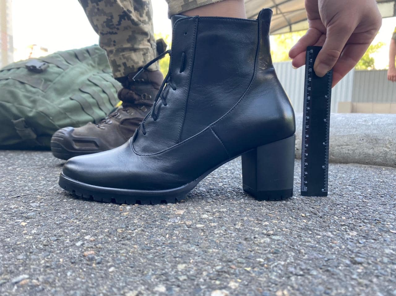 Міноборони вирішило змінити парадні черевики курсанток після скандалу з підборами (відео)