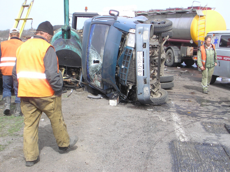 На трасі Київ-Одеса вантажівка в'їхала у "Газель" та збила працівників "Укравтодору