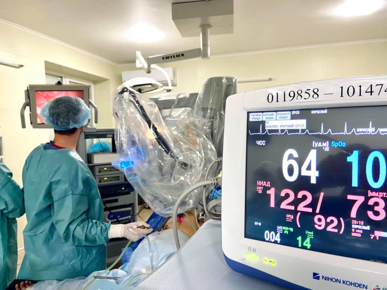Во Львове робот провел уникальную операцию бесплодной 19-летней девушке: фото поражают