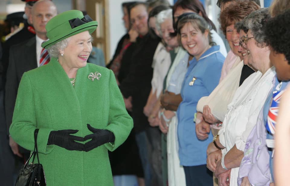 Фантастично! Єлизавета ІІ розчулила мережу людяним вчинком (фото)