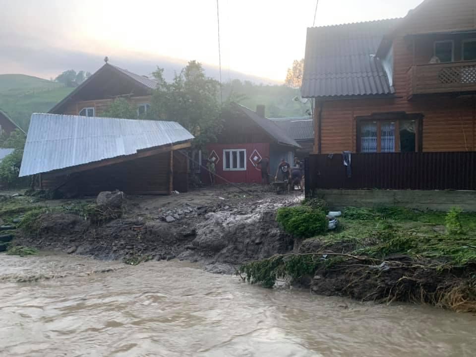 Пострадавшим от наводнения на Закарпатье доставили продуктовые наборы от Фонда Порошенко