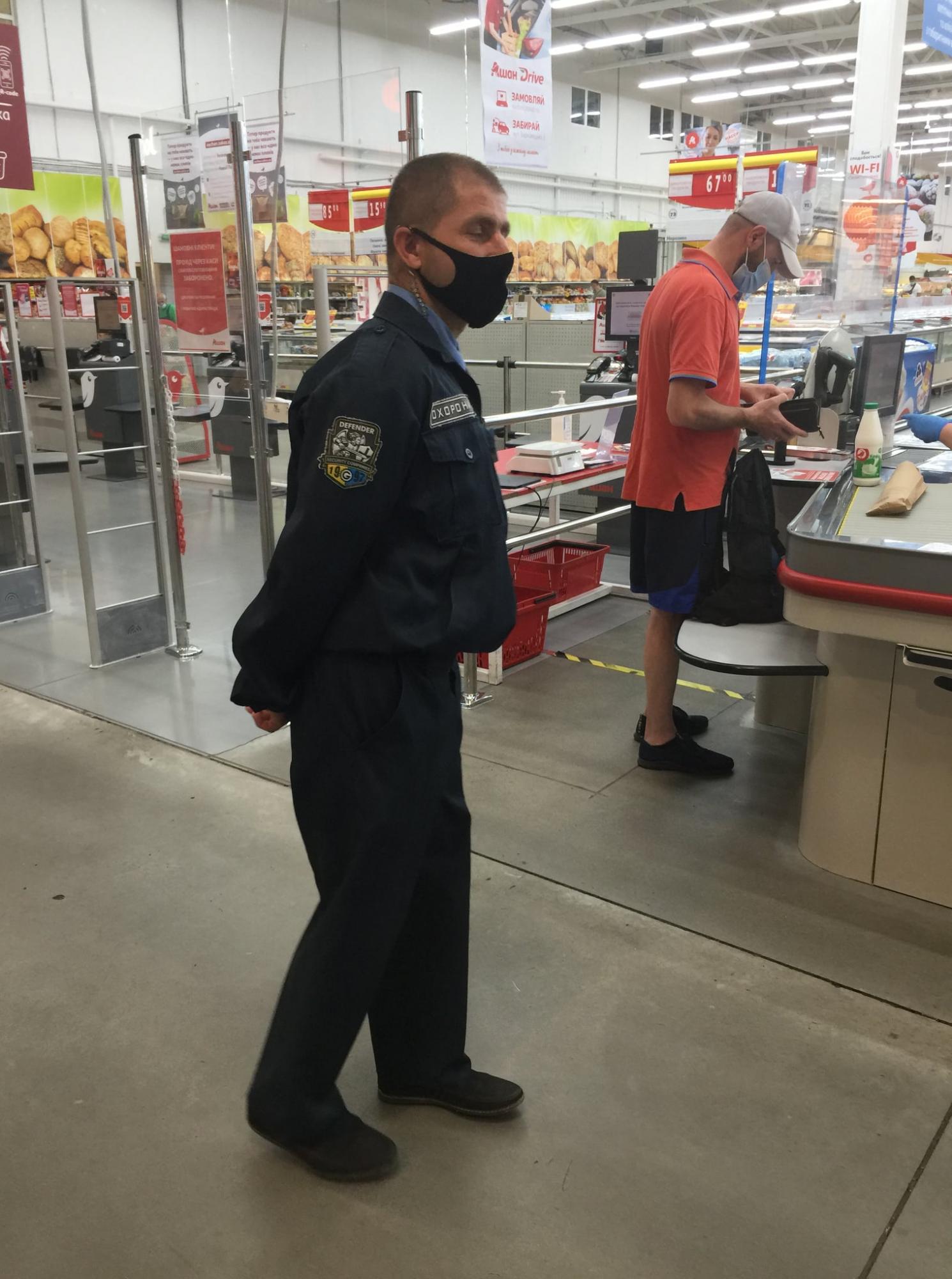 Супермаркет "Ашан" у Києві потрапив у скандал: на покупця напала охорона з поліцією