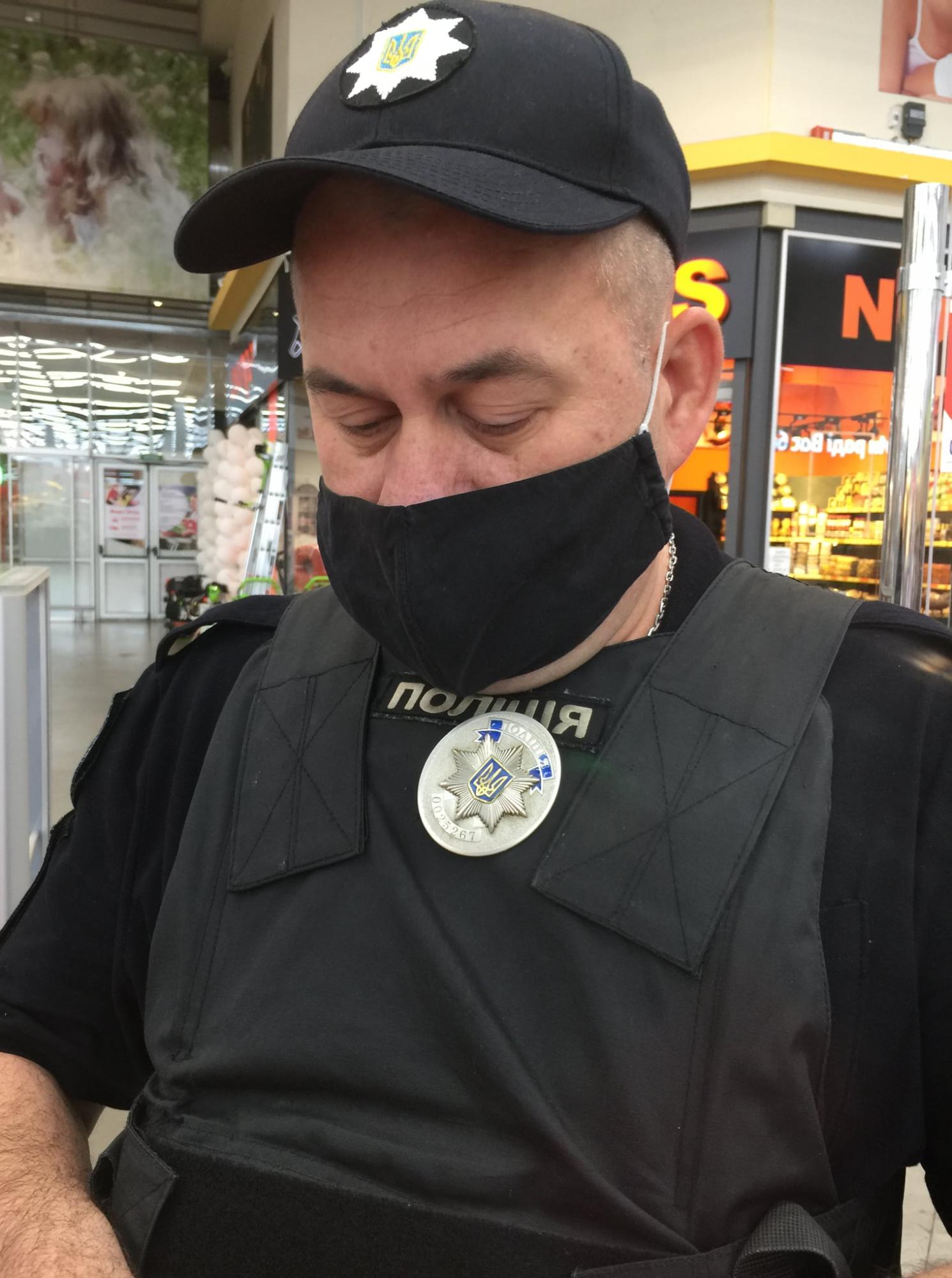 Супермаркет "Ашан" у Києві потрапив у скандал: на покупця напала охорона з поліцією