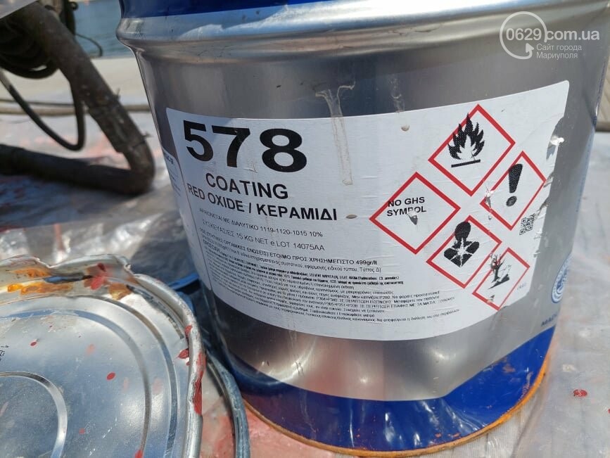 В Азовське море потрапило багато фарби: гине риба, людям заборонили купатися (фото)